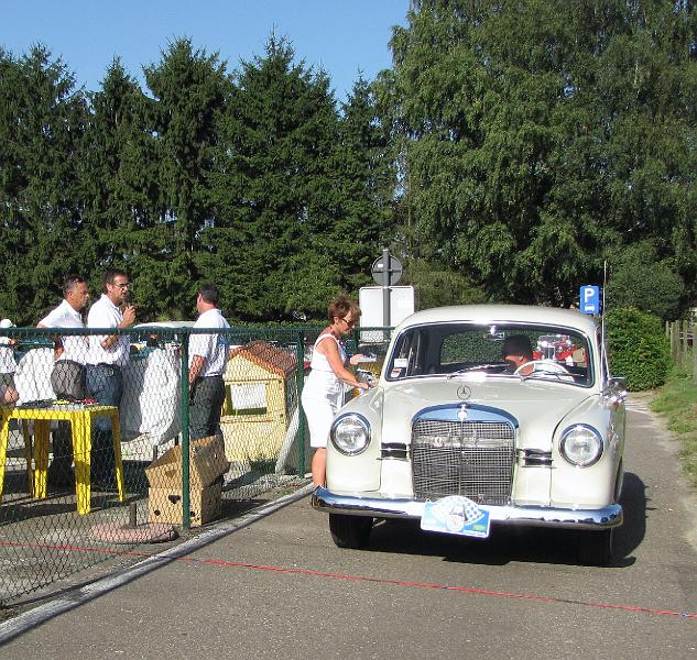 Prijsuitreiking voor de mooiste, oudste, speciaalste en de auto die van het verst kwam,  verschillende leden van MG Club Limburg vielen in de prijzen, kijk maar (17).JPG